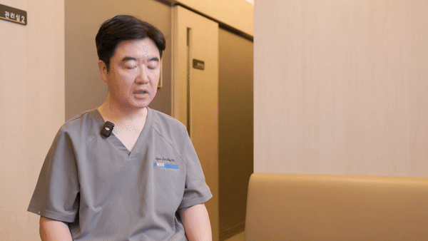눈썹거상술 4가지 방법을 설명하는 조현진 원장