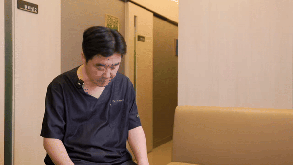 필러 뭉침 결절을 설명하는 조현진 원장