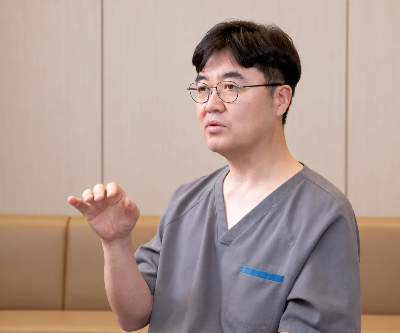 치료에 대해 설명하는 조현진 대표원장 — 제공 사진을 바탕으로 편집