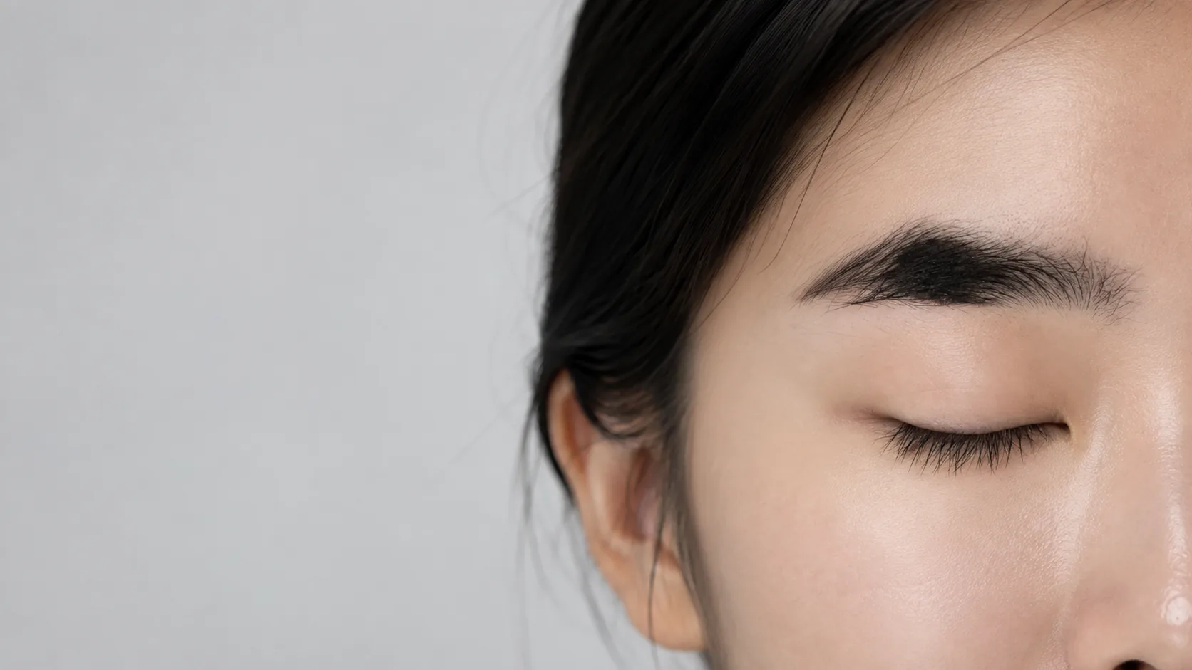 눈썹 안쪽에 작은 점이 있는 눈 주변 장식 이미지