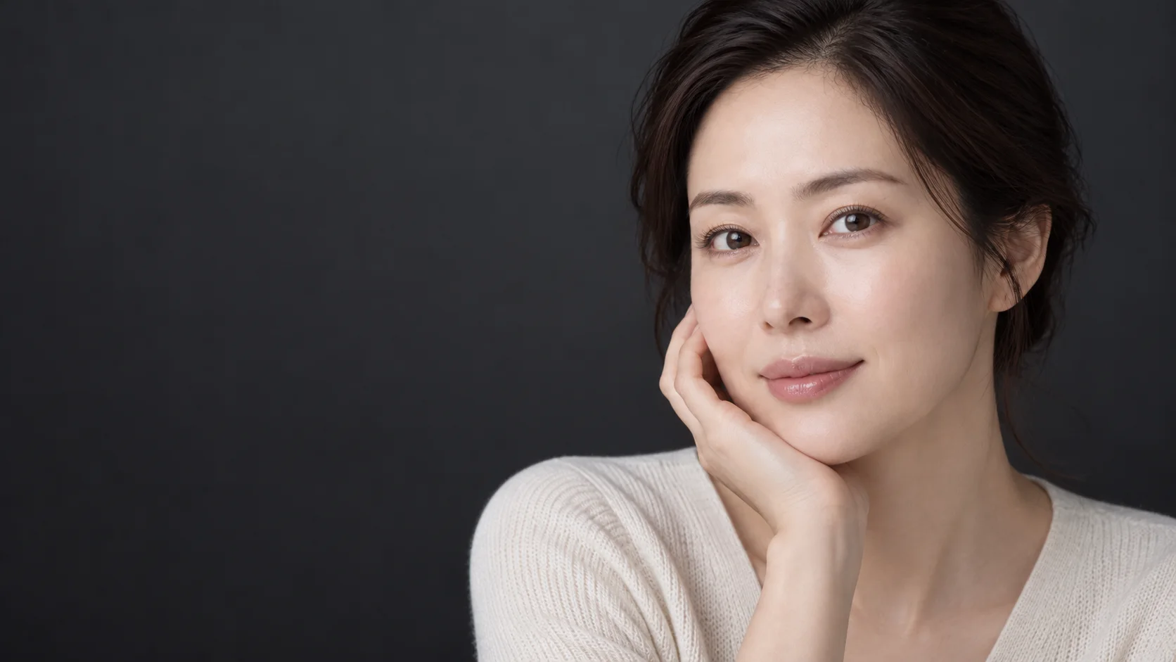 정면을 바라보는 여성의 눈 앞머리와 콧대